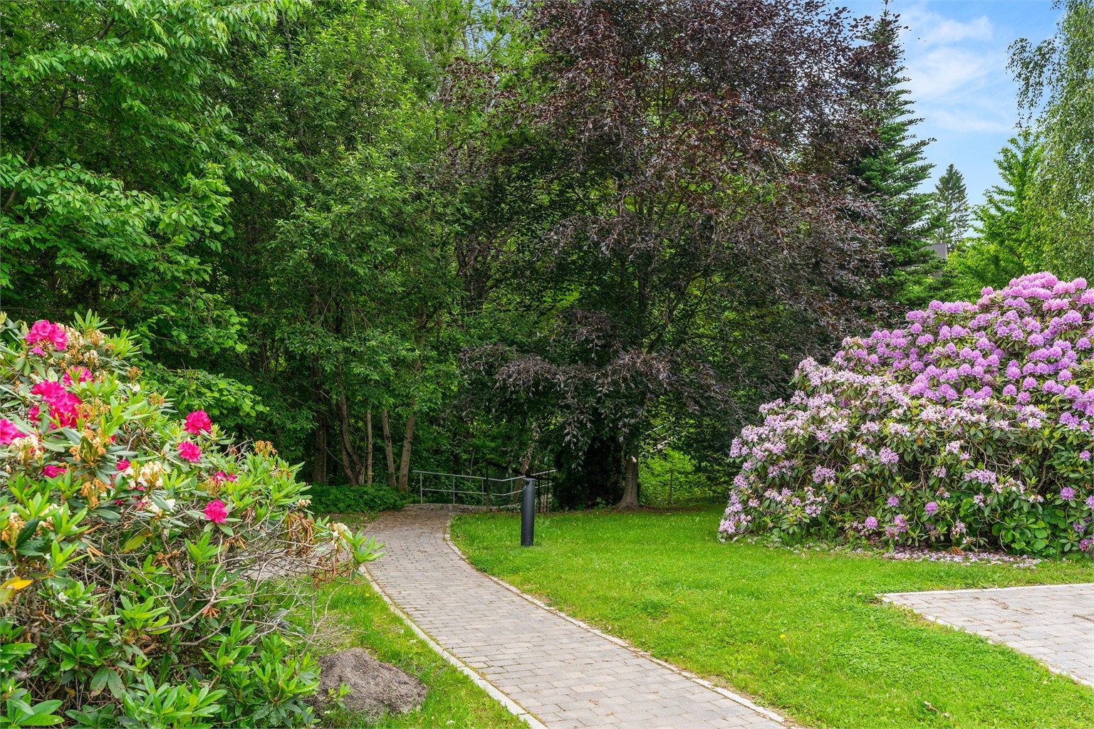Leiligheten ligger tilbaketrukket i hjertet av Ingierkollen, med pent opparbeidete fellesarealer med gressplen, flott beplantning, sittegrupper, etc