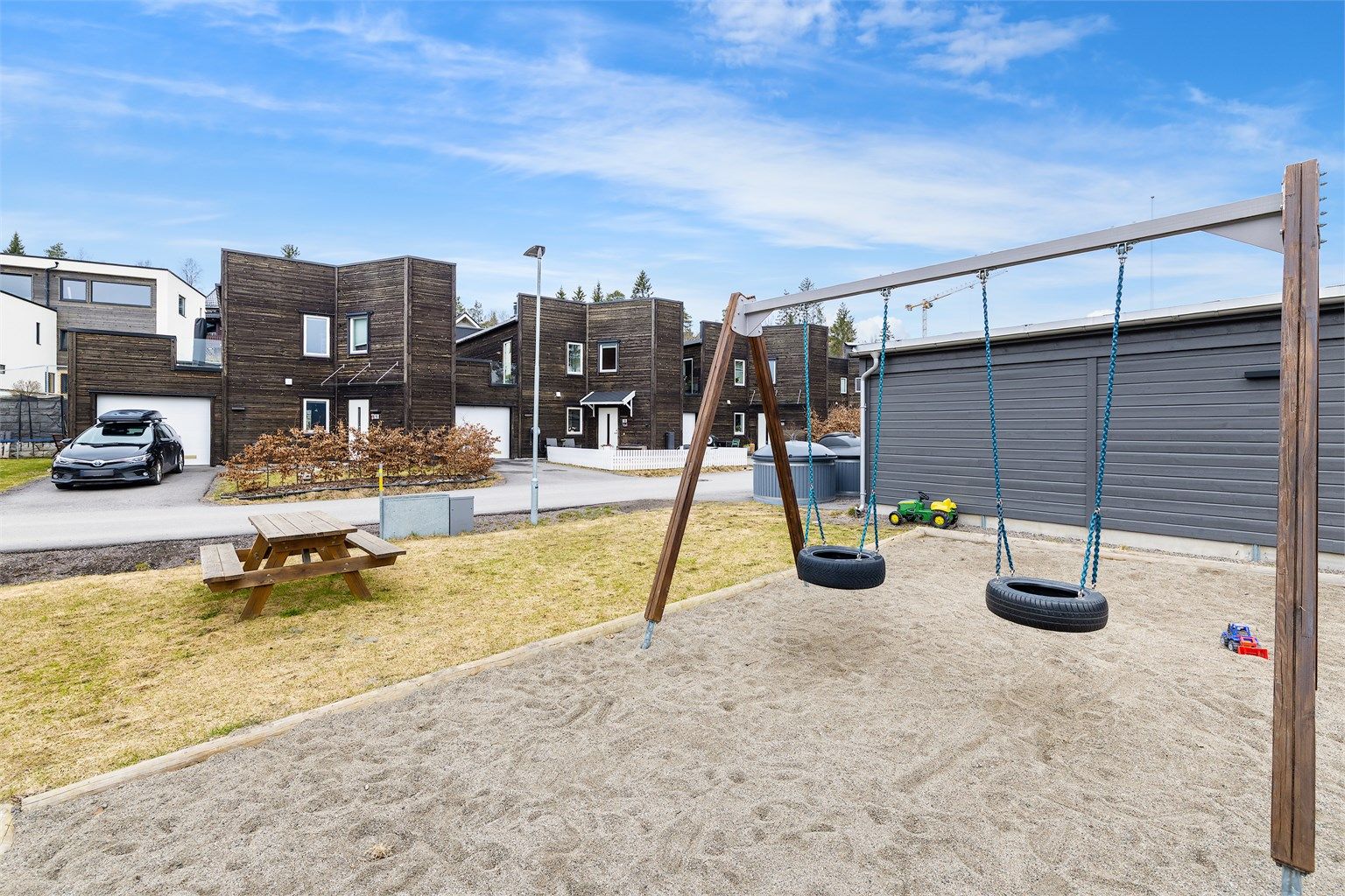 Her er det trygt for barna med egen lekeplass hvor det også er enkelt å holde oppsyn med barna fra egen eiendom