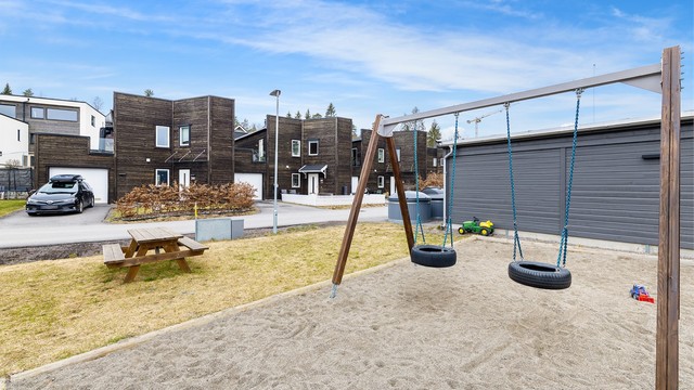Her er det trygt for barna med egen lekeplass hvor det også er enkelt å holde oppsyn med barna fra egen eiendom