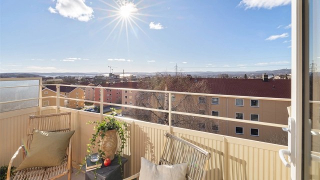 I følge selger og solkart er solen på balkongen fra ca. kl. 13.30 til ca. kl. 22.00 på sommerstid