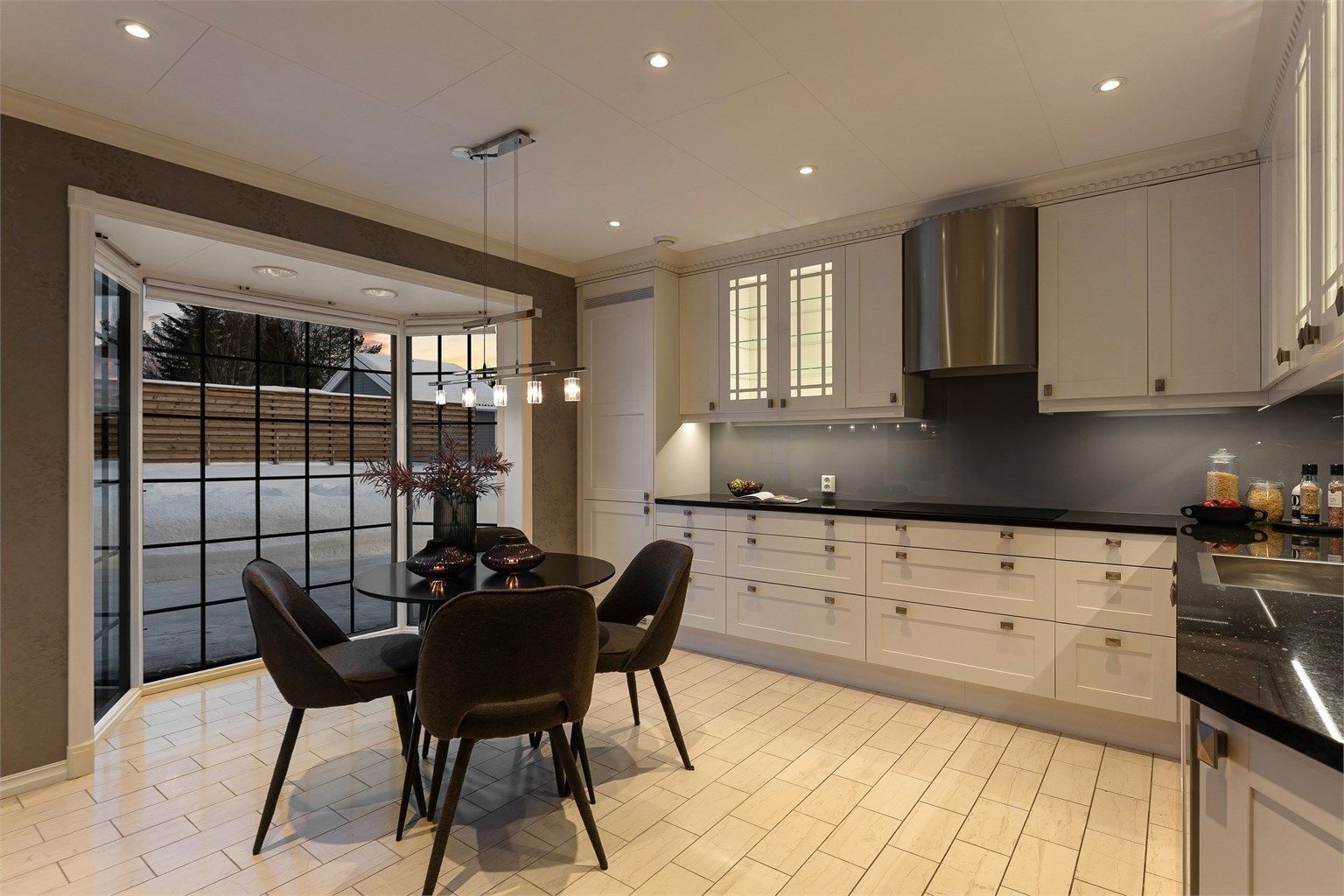 Belysningen styres av smarte Plejd-dimmere, installert i 2023.