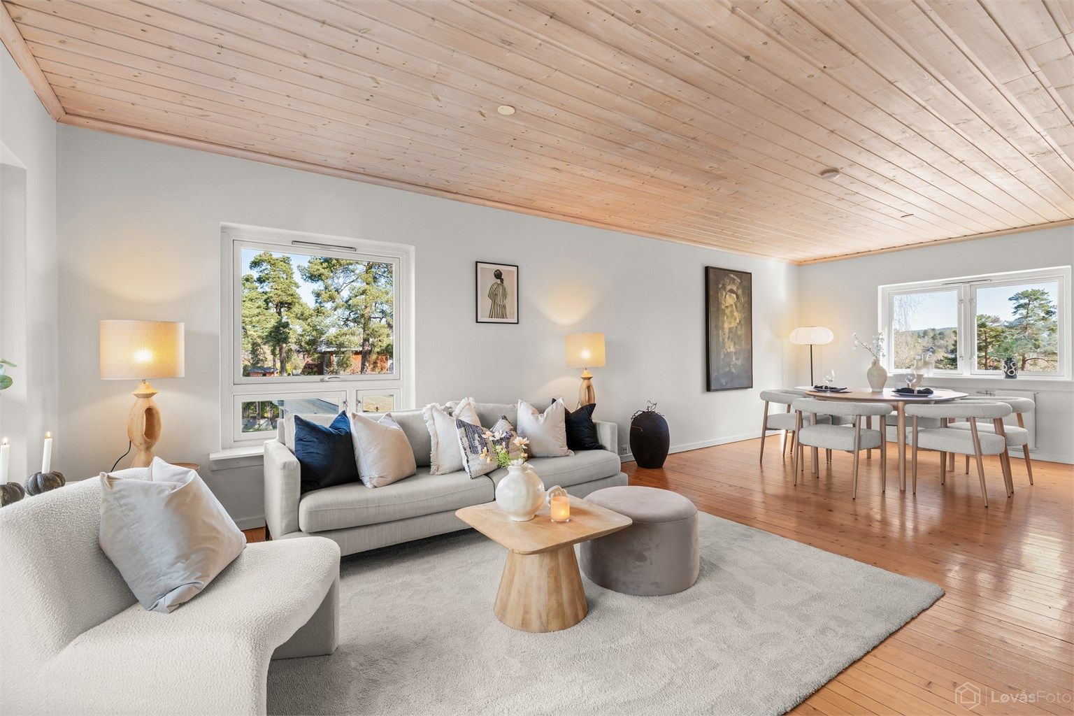 Vinduer i 3 himmelretninger som gir rommet godt med lys