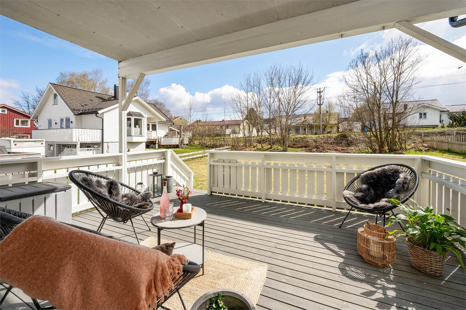 Hage og veranda vender mot sør, og verandaen tar imot sola fra ca. kl. 07 – 20 sommerstid.