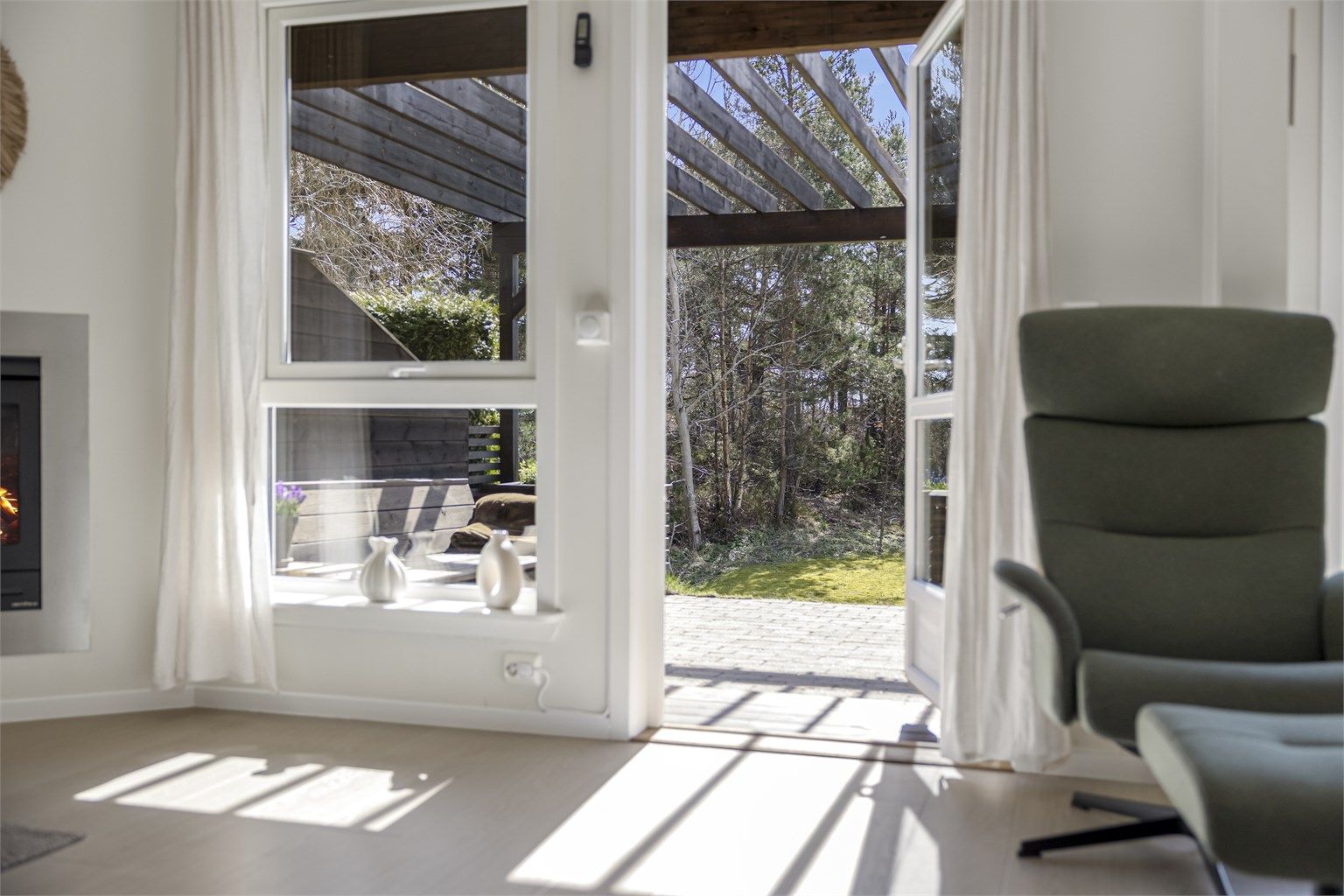 Terrassedøren i stuen åpner opp mot den 43 kvm store terrassen. 