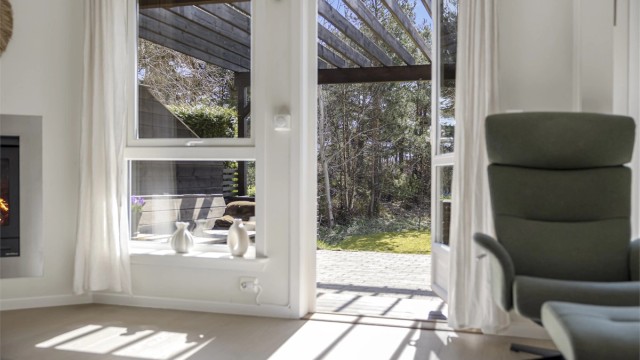 Terrassedøren i stuen åpner opp mot den 43 kvm store terrassen.