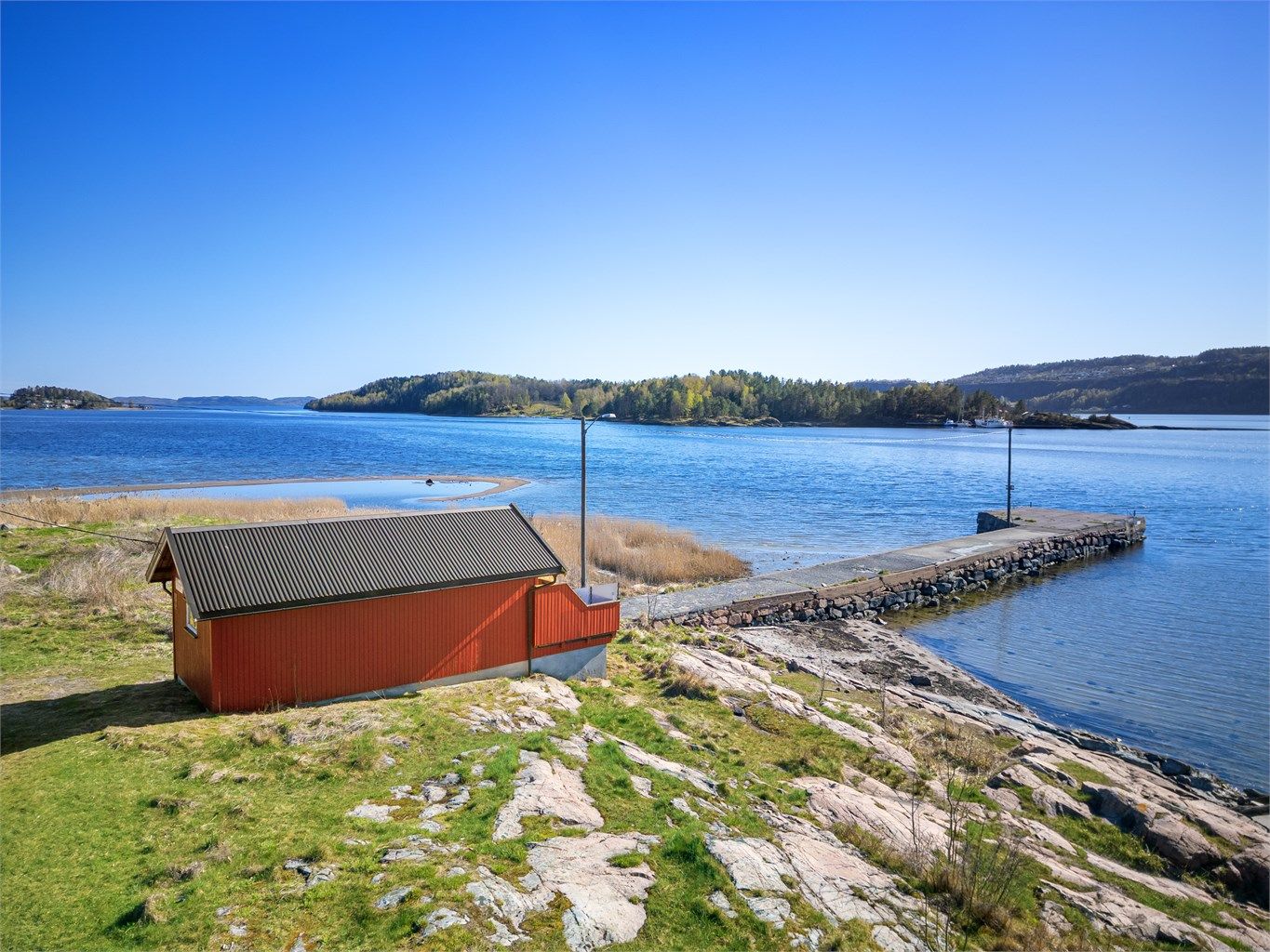 På eiendommen er det etablert en felles brygge.