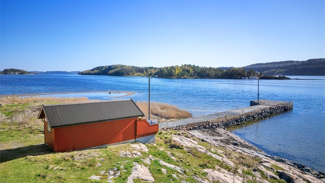 På eiendommen er det etablert en felles brygge.