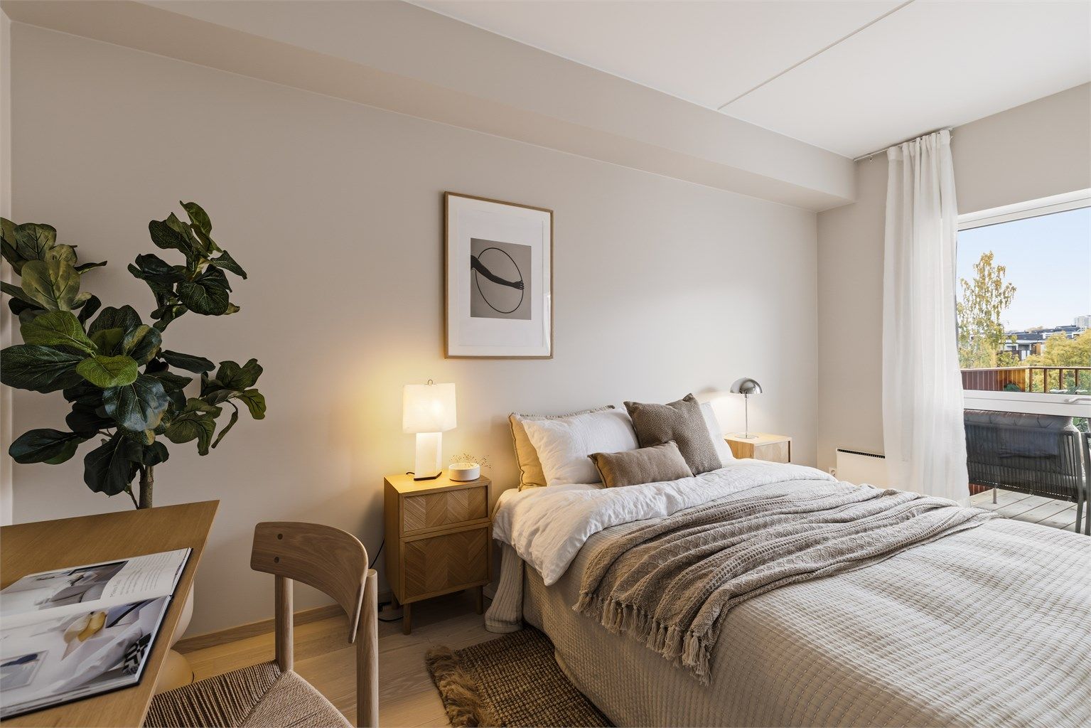 Soverom med plass til dobbeltseng med tilhørende nattbord. 