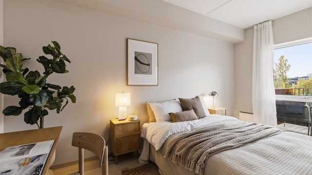 Soverom med plass til dobbeltseng med tilhørende nattbord.