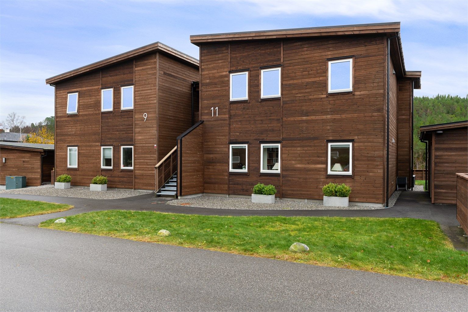 Eiendommen ligger ca. 1,6 km fra Hatlane barneskole, samt i kort avstand til barnehager