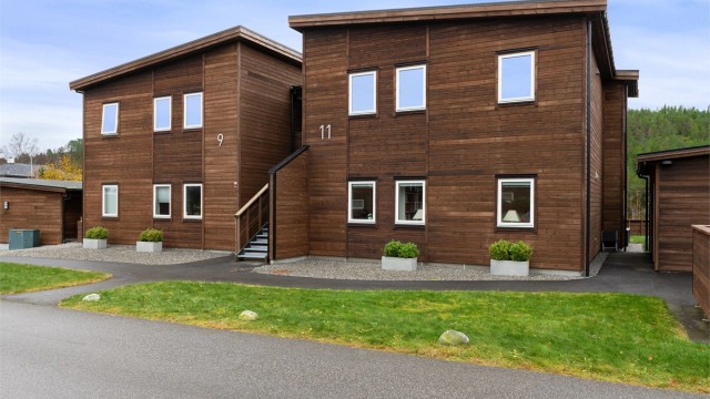 Eiendommen ligger ca. 1,6 km fra Hatlane barneskole, samt i kort avstand til barnehager