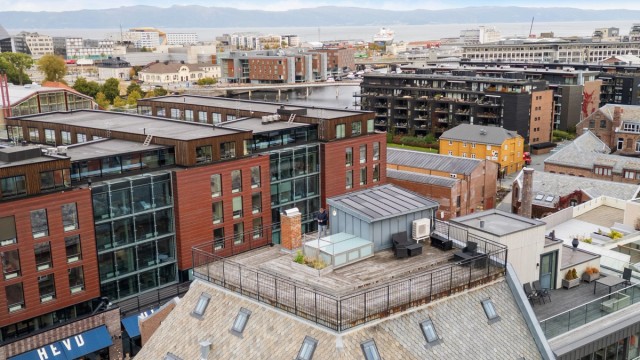 Eiendommen ligger i et populært og veletablert område på Solsiden, med sentral beliggenhet og kort vei til alt Trondheim sentrum har å by på. Her bor du med umiddelbar nærhet til både servicetilbud, parker, kollektivtransport og hyggelige turområder.