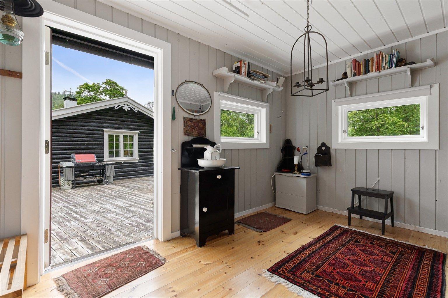 Det frittstående annekset på 10 m² er isolert og gir ekstra soveplasser.