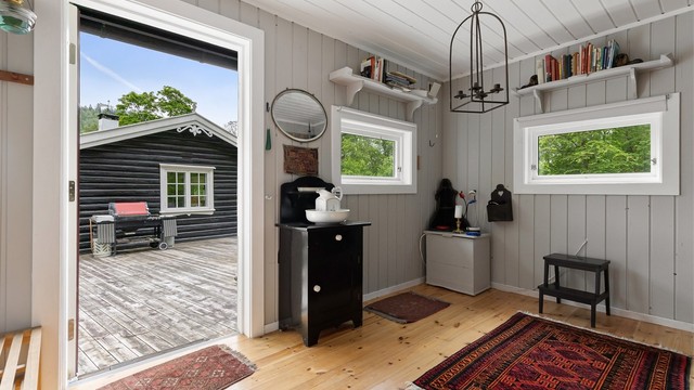 Det frittstående annekset på 10 m² er isolert og gir ekstra soveplasser.