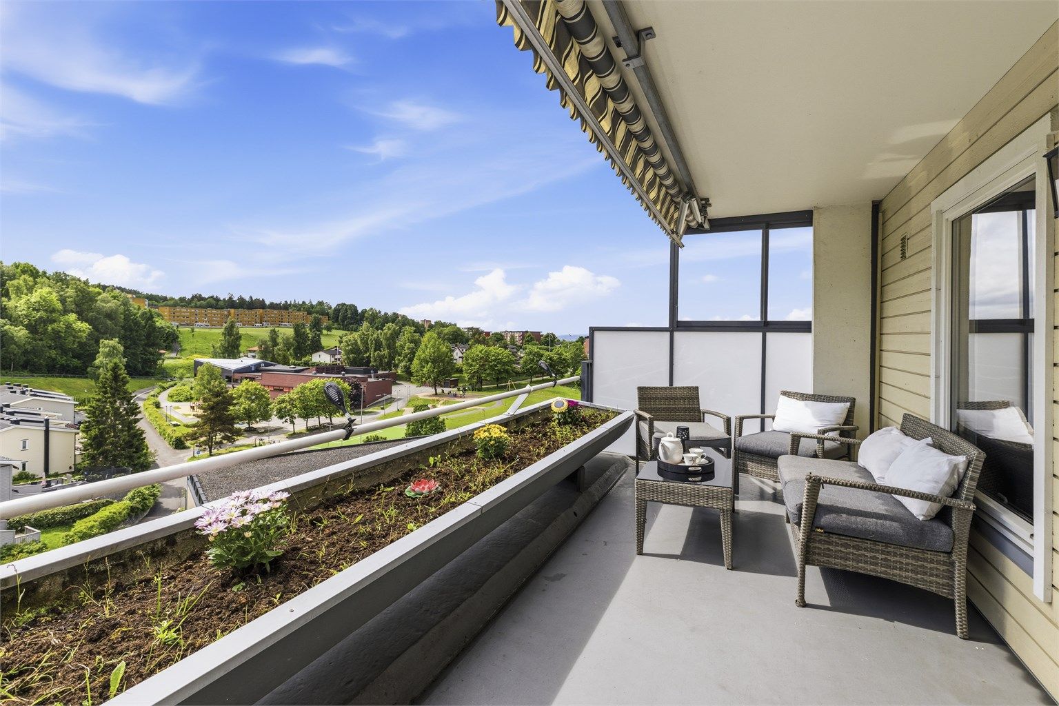 Stor og lys 4-roms toppleilighet med gjennomgående planløsning. Leiligheten har en fantastisk terrasse og en balkong. I tillegg er det bad, toalettrom og vaskerom. God lagringsplass i 3 boder. Det er garasjeplass i kjeller. Foto: MarikaFoto 