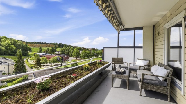 Stor og lys 4-roms toppleilighet med gjennomgående planløsning. Leiligheten har en fantastisk terrasse og en balkong. I tillegg er det bad, toalettrom og vaskerom. God lagringsplass i 3 boder. Det er garasjeplass i kjeller. Foto: MarikaFoto