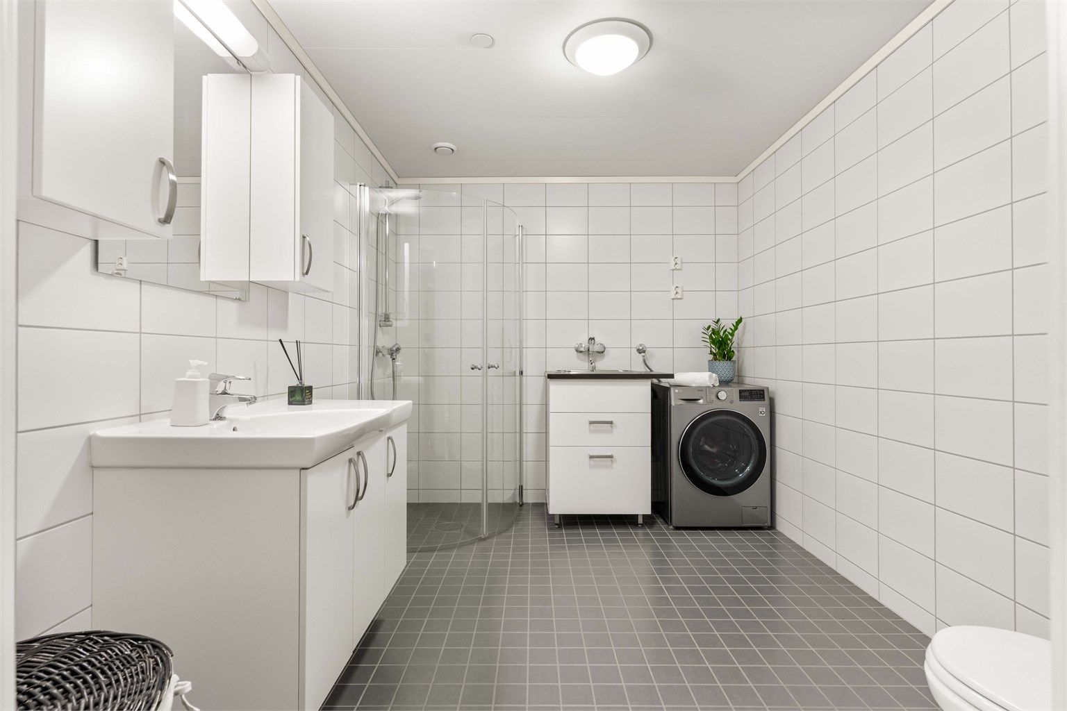 Badet er romslig og har opplegg for vaskemaskin, samt en praktisk utslagsvask for håndvask og andre gjøremål.