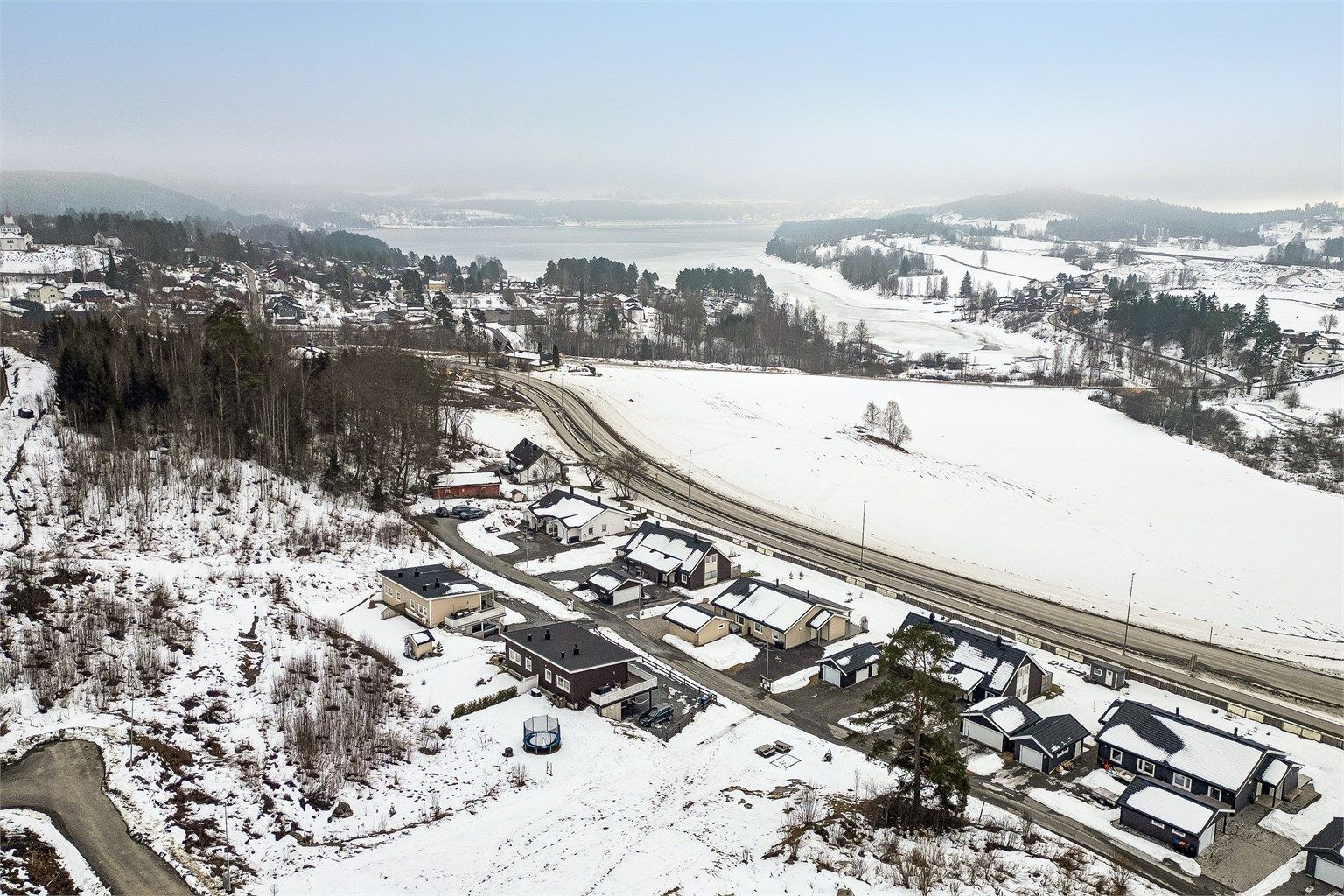 Dagligvarehandel finnes blant annet ved Spar og Coop Prix på Tangen. Fra boligen er det omtrent 15 minutters gange til Tangen barneskole med tilhørende SFO og barnehage.