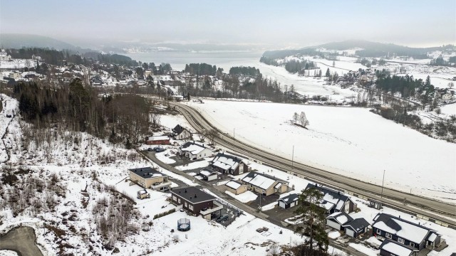 Dagligvarehandel finnes blant annet ved Spar og Coop Prix på Tangen. Fra boligen er det omtrent 15 minutters gange til Tangen barneskole med tilhørende SFO og barnehage.