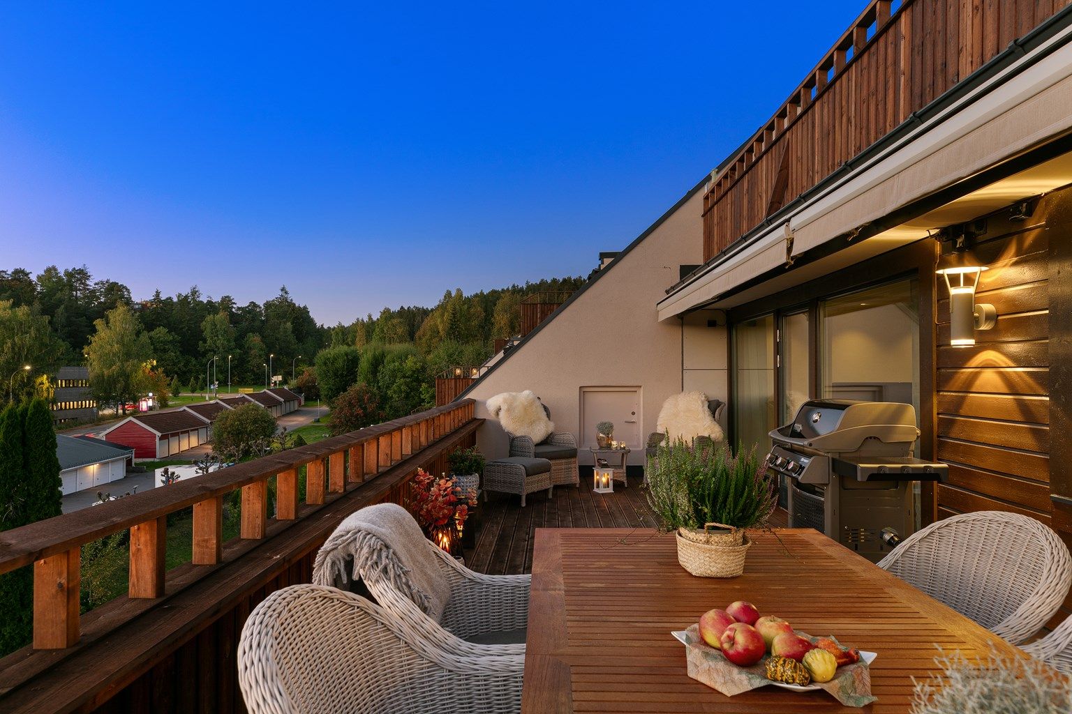 Velkommen til Sarabråtveien 4D. Lekker, påkostet terrasseleilighet med meget gode lys og solforhold