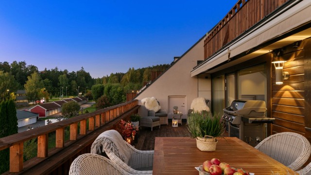 Velkommen til Sarabråtveien 4D. Lekker, påkostet terrasseleilighet med meget gode lys og solforhold