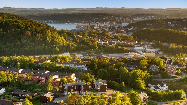 Her bor du i populære og barnevennlige omgivelser med kort avstand til skoler, barnehager, lekeplass og fritidsaktiviteter. Flere matbutikker finnes i nærområdet. Det er cirka 3 km til sentrum.