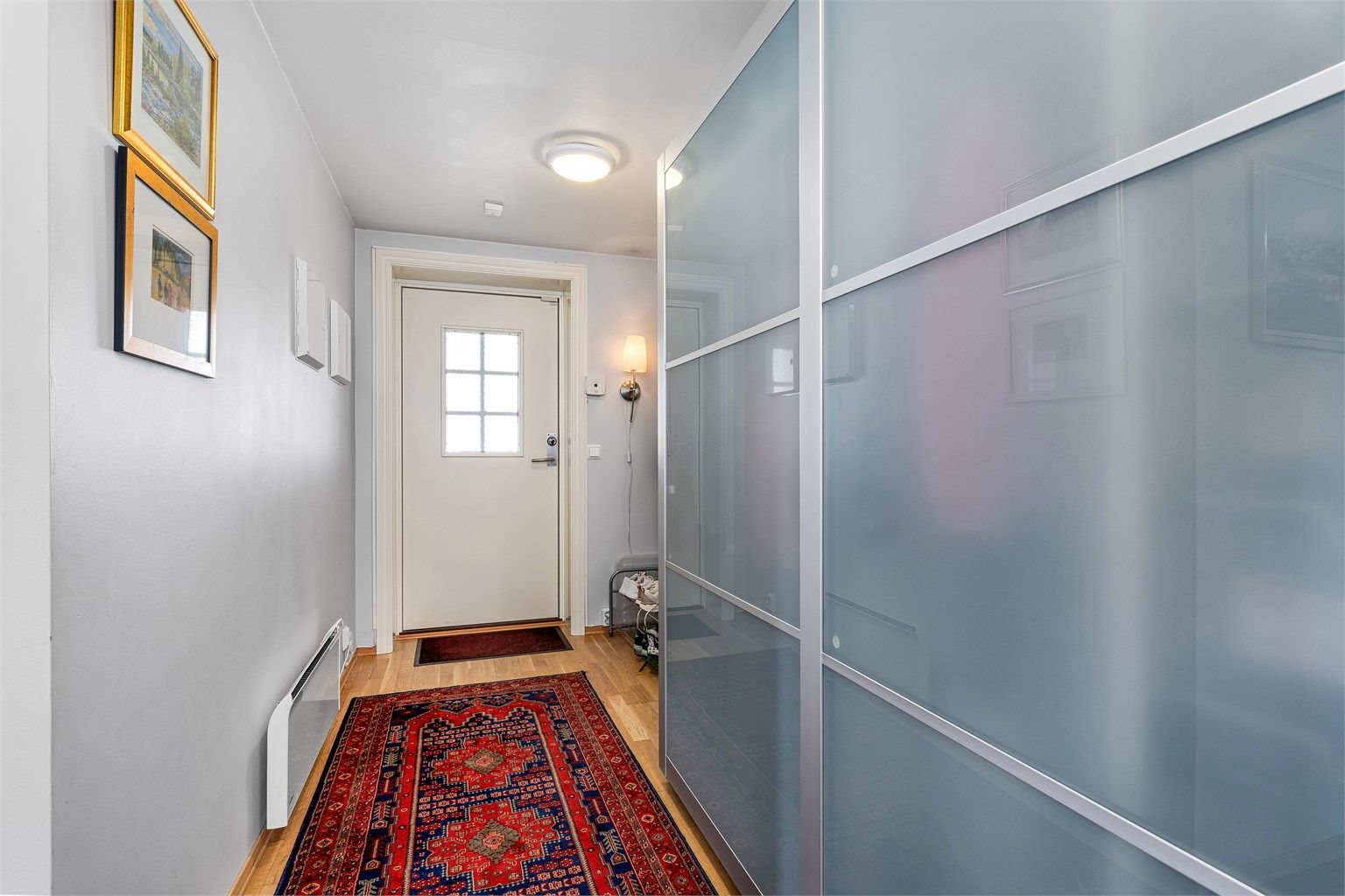 Romslig entré/gang med stor skyvedørsgarderobe med fin plass til sesongenes ytterklær og sko