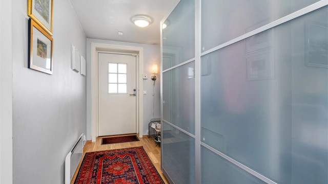 Romslig entré/gang med stor skyvedørsgarderobe med fin plass til sesongenes ytterklær og sko