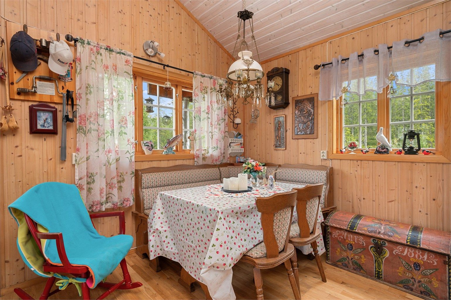 Hyggelig spiseplass med vinduer på flere sider som slipper inn godt med dagslys og gir fin kontakt med naturen utenfor.