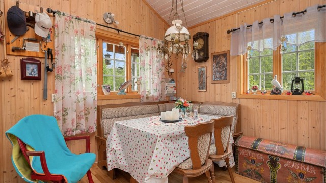 Hyggelig spiseplass med vinduer på flere sider som slipper inn godt med dagslys og gir fin kontakt med naturen utenfor.