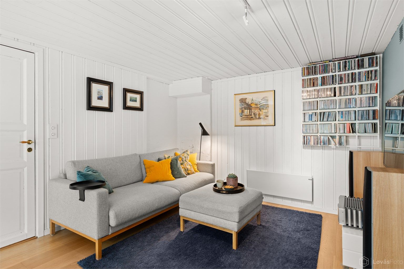 Lys og stor kjellerstue over 2 nivåer/soner med 1-stavs parkett i en del og gulvfliser med varmekabler og downlights i den andre