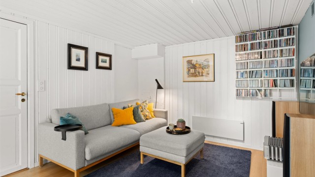 Lys og stor kjellerstue over 2 nivåer/soner med 1-stavs parkett i en del og gulvfliser med varmekabler og downlights i den andre