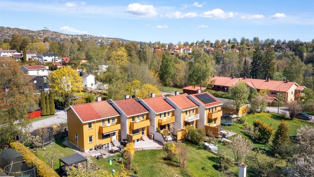 Her har du butikker, buss/T-bane, barnehage, skole og lekeplasser i nærområdet, og passer ypperlig for familielivet