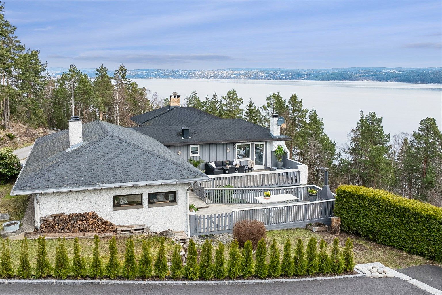 Velkommen til Torvvikveien 59! Presentert av eiendomsmegler Anniken Øderud v/Krogsveen Nesodden. Foto: Per O. Skjellnan v/Efkt