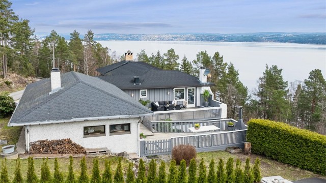 Velkommen til Torvvikveien 59! Presentert av eiendomsmegler Anniken Øderud v/Krogsveen Nesodden. Foto: Per O. Skjellnan v/Efkt