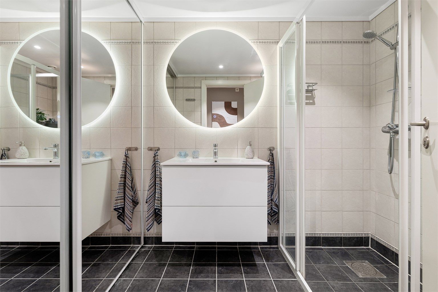 Gjestebadet har dusj og er nylig oppgradert med ny servant og speil.