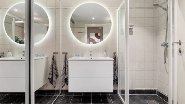 Gjestebadet har dusj og er nylig oppgradert med ny servant og speil.