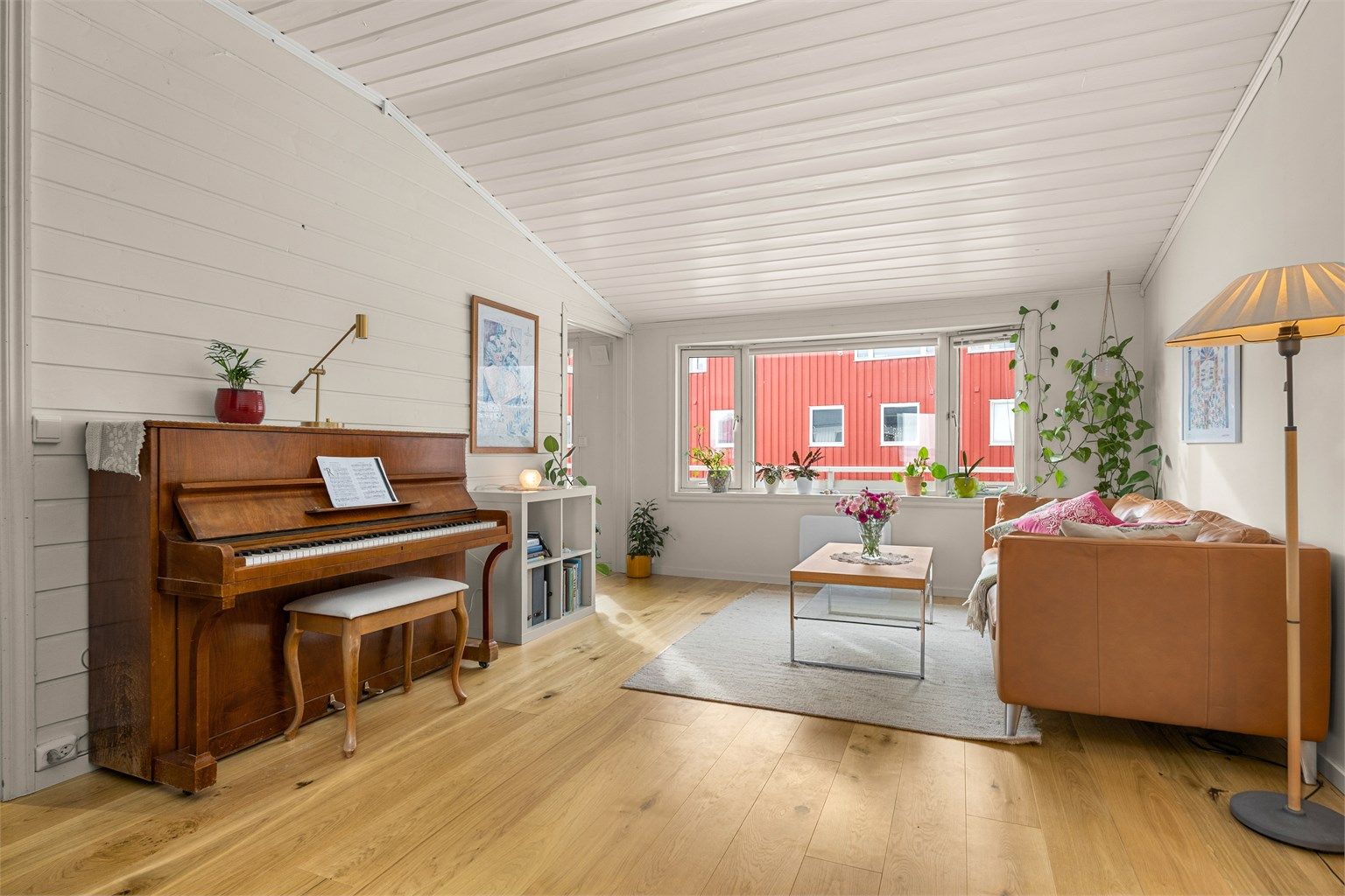 Leiligheten er gjennomgående lys og luftig med utstrakte vindusflater som sikrer rikelig med naturlig dagslys. 