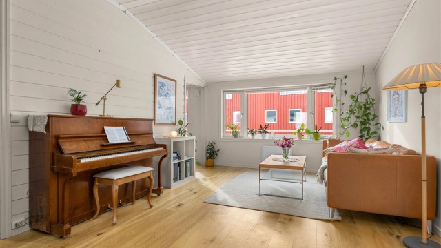 Leiligheten er gjennomgående lys og luftig med utstrakte vindusflater som sikrer rikelig med naturlig dagslys.