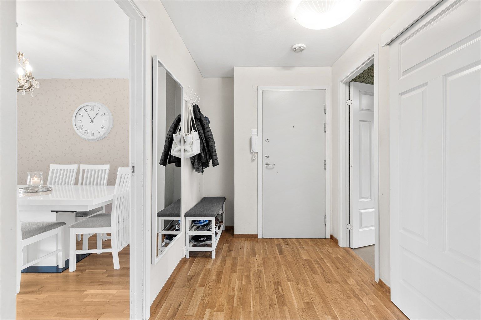 Koselig entré med dørcallingsystem.