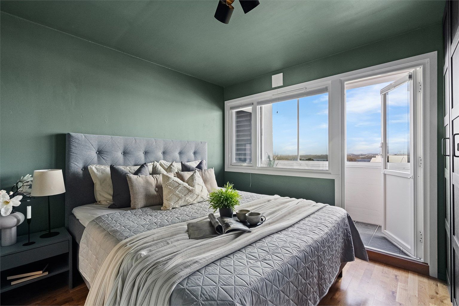 Utgang til innglasset balkong med flott utsikt.