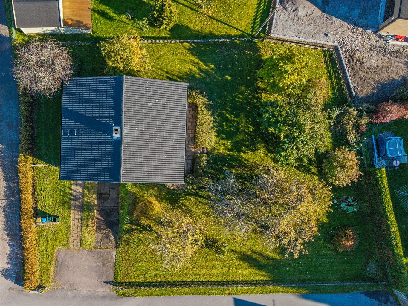 Eiendommen har en pent opparbeidet og beplantet hage med flere hyggelige uteplasser, frodig vegetasjon og gode solforhold gjennom dagen. Her er det trygt og trivelig for både små og store.
