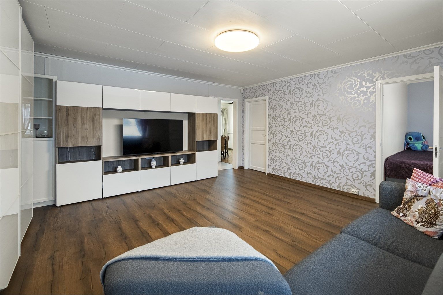 Romslig stue med inngang til 2 soverom.