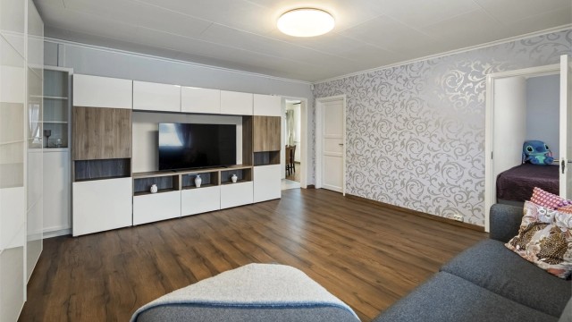 Romslig stue med inngang til 2 soverom.