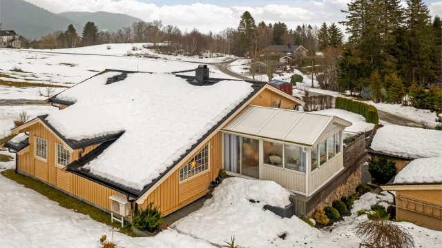 Eiendommen har fin beliggenhet i terrenget med gode solforhold og vakker utsikt mot nærliggende landskap og Trondheimsfjorden.