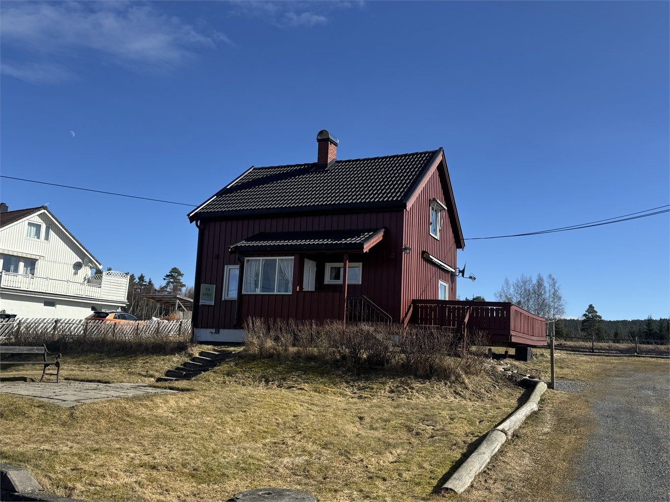 Yttertaket er belagt med takstein fra 2018.