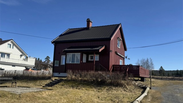 Yttertaket er belagt med takstein fra 2018.