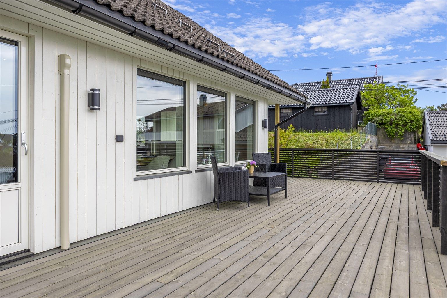 Terrassen er solrik med sol fra ca. kl. 06-21:00 midtsommers.
