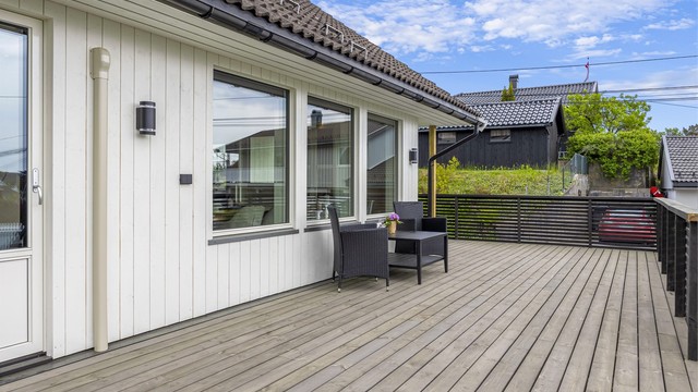 Terrassen er solrik med sol fra ca. kl. 06-21:00 midtsommers.