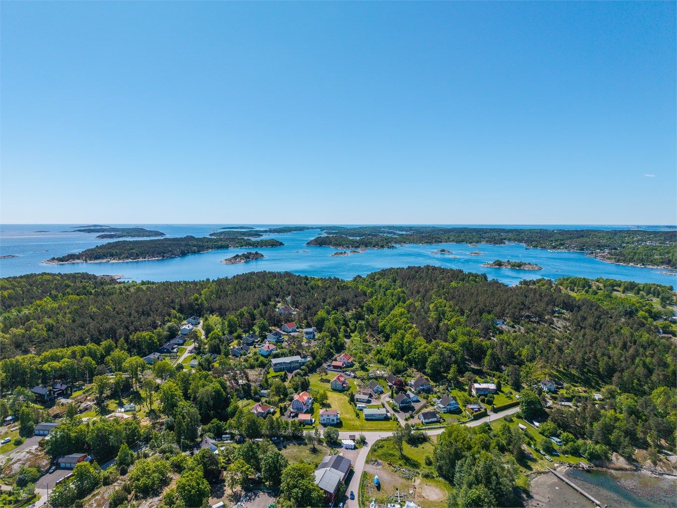 Tomten ligger høyt og fritt i terrenget, med meget gode solforhold og sjøutsikt mot nordvest.